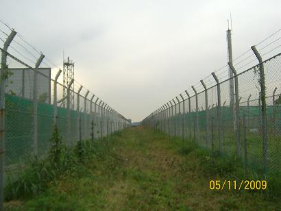 Alter Bauernweg mitten im Flughafen